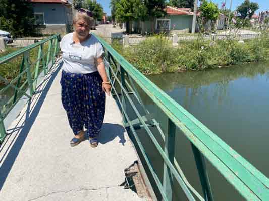 Mahalle sakinlerinden Leyla Mutluer de köprüden geçerken korktuklarını belirtti. Mutluer, “Yolun karşısına geçmek için burayı mecbur kullanıyoruz. Gördüğünüz üzere betonun çökmüş yerleri var. Ayaklarımız giriyor. Her geçen gün damla damla göçüyor. Bir gün birileri üzerine iken inşallah çökmez" diye konuştu.