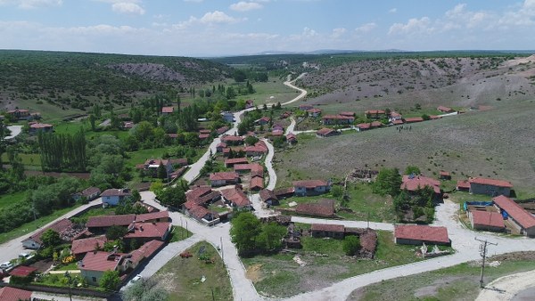 Eskişehir'de kent merkezine 20 kilometre uzaklıkta bulunmasına rağmen şebekelerin çekmediği Musaözü Mahallesi'nde vatandaşlar telefon taşımıyor. Mahalle sakinleri, cep telefonu görüşmelerini de evlerinden aldıkları cep telefonlarının ardından tepelere çıkarak yapıyor. 