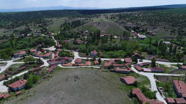 Eskişehir'de kent merkezine 20 kilometre uzaklıkta bulunmasına rağmen şebekelerin çekmediği Musaözü Mahallesi'nde vatandaşlar telefon taşımıyor. Mahalle sakinleri, cep telefonu görüşmelerini de evlerinden aldıkları cep telefonlarının ardından tepelere çıkarak yapıyor. 