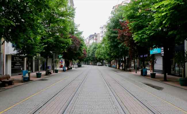 ‘Kademeli Normalleşme’ kararları kapsamında uygulanan sokağa çıkma yasağı sebebi ile insan yoğunluğunu adeta sıfıra indiği park, bahçe ve mesire alanlarının, belki de son kez boş kaldığı yorumları yapılıyor.