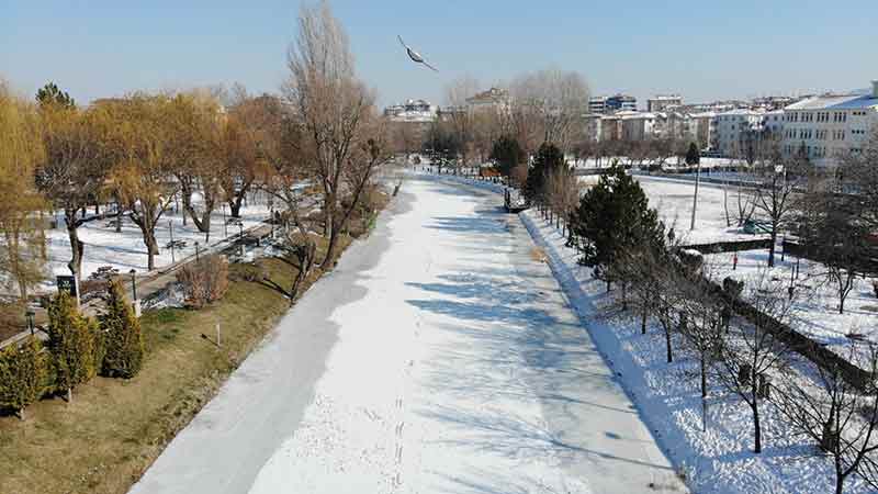 Şehrin en çok ziyaret edilen yerlerinden Kanlıkavak Parkı’nı da ikiye ortadan ikiye bölen Porsuk Çayı’nın buz tutmuş hâli drone ile havadan görüntülendi.