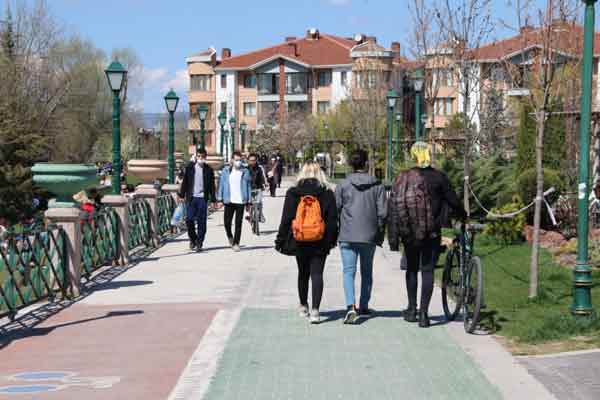 Eskişehir genelinde tam kapanmayla birlikte uygulanan sokağa çıkma kısıtlaması, daha önce yasakların çiğneyen kalabalıklar ile gündeme gelen Sümer Parkı tamamen boşalttı.