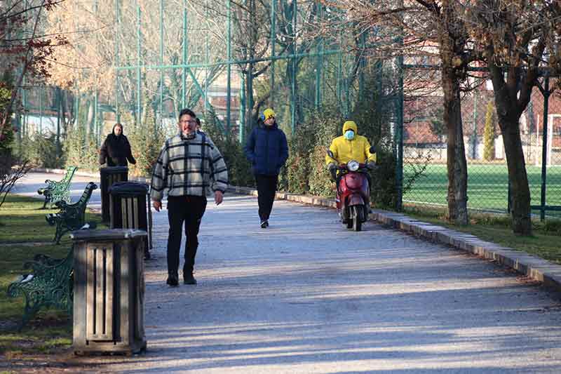 Eskişehir’de etkili olan güneşli hava nedeniyle haftanın son gününe yürüyüş yaparak başlamak isteyenler, sabahın erken saatlerinde parkların yolunu tuttu.