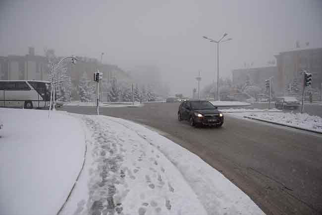 Karayolları ekipleri, yoğun kar yağışının trafik akışını aksatmaması için önlem aldı.