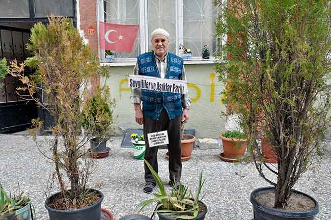 Eşinin hastalık geçirmesinin ardından yıllarca onunla ilgilendiğini söyleyen Memduh Çetin, oluşturduğu parkta birlikte vakit geçirerek mutlu olduklarını dile getirdi. Çiçekleri gören vatandaşların satın almak istediğini de belirten Çetin şunları söyledi: