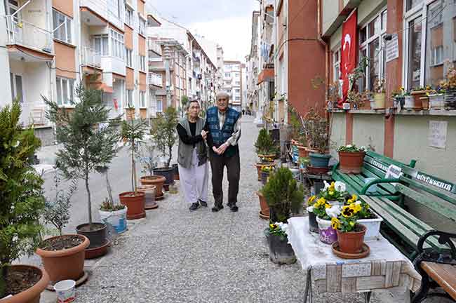 Yarım asrı aşan evlilik hayatları hakkında konuşan Memduh Çetin, konuyla ilgili olarak şunları aktardı: “Şimdiki gençler evlendikten 6 ay sonra ayrılıyor. Bizim 55 sene oldu. Hiç kötü söz söylemedim, bir kez elimi kaldırmadım. Sabah kalkıp çayımı demlerim, bu bahçede çiçeklerle ilgilenerek birkaç bardak çay içerim. Ondan sonra gider hanımı uyandırırım.”