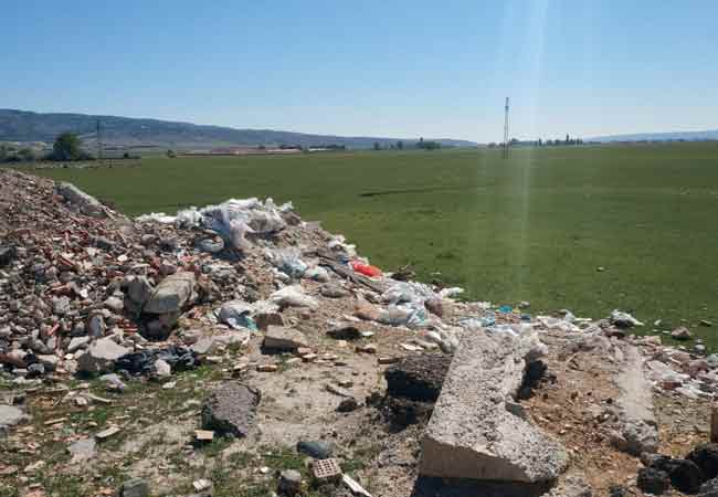 Kimliği belirsiz kişiler tarafından yol kenarlarına dökülen hafriyat Muttalip mahallesi sakinlerini de rahatsız ediyor. Bölgeye yakın olan Muttalip mahallesindeki vatandaşlar durumdan şikâyetçi olduklarını belirttiler.