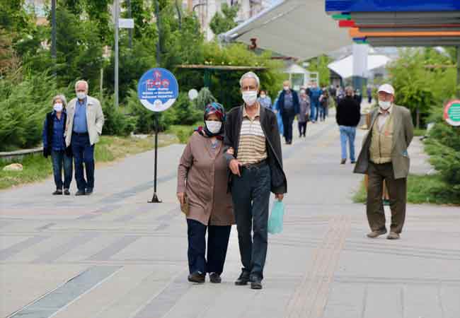 Eskişehir'de yeni tip koronavirüs (Kovid-19) tedbirleri kapsamında sokağa çıkma kısıtlaması 6 saatliğine kaldırılan 65 ve üstü yaşlardakiler ile kronik rahatsızlığı olan kişiler açık havada gezinti yaptı.