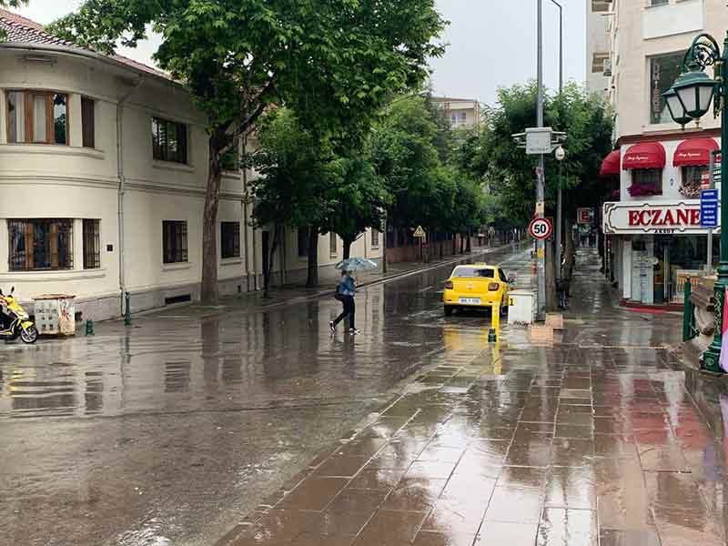 Hava sıcaklığında hissedilir bir şekilde düşüşe neden olan sağanak yağış, günlerdir sıcaktan bunalan vatandaşları rahatlattı. Önümüzdeki beş gün içerisinde Eskişehir’de en düşük sıcaklığın 15, en yüksek sıcaklığın ise 25 derece olması bekleniyor.