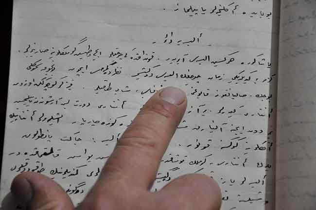 Elimde 1929 yılına ait bir ilkokul öğretmeninin Eskişehir Yakakayı Köyü ile ilgili yazdığı bir defter var. Bunu internet üzerinden cüzi bir miktara aldım ve günümüz Türkçesine çevirdim. İçerisinde de çok farklı bilgiler olduğunu fark ettim. Defter tamamen Osmanlıca yazılmış. Öğretmen görevli olduğu köyde çevresini, hangi yemeklerin yendiğini, giyim tarzlarını, evlerinin yapılış biçimleri, köydeki hurafeler, örf adet ve gelenekler gibi neredeyse her konuyu deftere yazmış. Bunu yazan da ilkokul öğretmeni H. Basri olarak adını deftere geçirmiş. Ben Hasan Basri olarak tahmin ediyorum