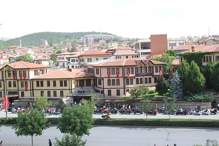 Eskişehir’e gelen turistlerin ilk ziyaret ettikleri yerlerden biri olan Eskişehir Büyükşehir Belediyesi Yılmaz Büyükerşen Balmumu Heykeller Müzesi 40’a yakın Goldwing Sürücüleri Derneği üyesini ağırladı.