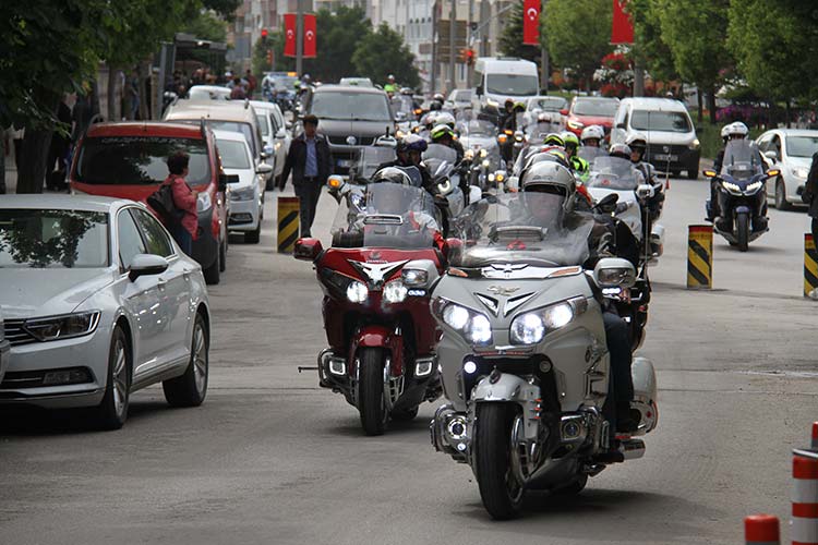 Eskişehir’e gelen turistlerin ilk ziyaret ettikleri yerlerden biri olan Eskişehir Büyükşehir Belediyesi Yılmaz Büyükerşen Balmumu Heykeller Müzesi 40’a yakın Goldwing Sürücüleri Derneği üyesini ağırladı.