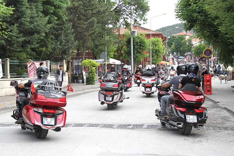 Eskişehir’e gelen turistlerin ilk ziyaret ettikleri yerlerden biri olan Eskişehir Büyükşehir Belediyesi Yılmaz Büyükerşen Balmumu Heykeller Müzesi 40’a yakın Goldwing Sürücüleri Derneği üyesini ağırladı.