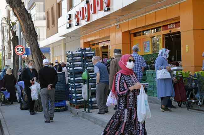 Eskişehir'deki bir zincir marketin önünde ucuz satılan asma yapraklarını almak isteyen vatandaşlar arasında oluşan izdiham sosyal mesafeyi unutturdu.