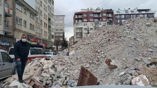 Müşteri potansiyelimiz düştü. Hatta rüzgâr estiği zaman; hafriyat, moloz ve inşaat atıklarının tozları dükkânlarımızın içine kadar geliyor. Eskişehir turizm bakımından hareketli bir şehir. Şehrimize gelecek ve gezecek olan turistleri bu görüntü olumsuz yönde etkileyecektir. Bu hafriyat ve molozların esnaf dükkânlarının önünden kaldırılmasını ve temizlenmesini, sorumluların bulunarak cezalandırılmasını istiyoruz’’ dedi.