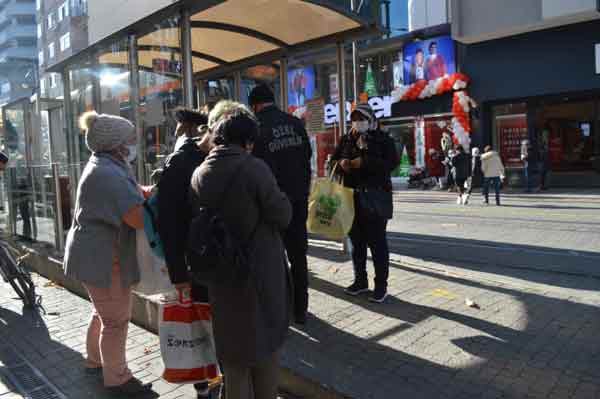 Söz konusu HES kodu uygulaması başlatıldıktan sonra, daha önce yapılan duyurulara kulak asmayan vatandaşlar, bugün tramvay duraklarının önünde kaldı. Vatandaşlar yolculuk yapmak için bugün kartlarını basıp içeri giremeyince ilk önce ne olduğu anlamadı. Daha sonra vatandaşların yardımına gelen güvenlik görevlileri, ne yapılması gerektiği hakkında bilgi aktardı. Vatandaşlardan bazıları ise durakta bulunan güvenlik görevlilerinin yardımıyla hemen eşleştirme yaparken, kimileriyse yolculuk yapamadan geri döndü.