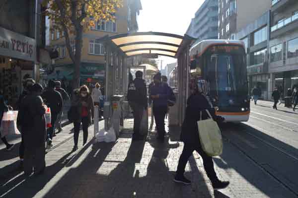 İsmini belirtmek istemeyen ve tramvay durağında görev yapan bir güvenlik görevlisi bu konuda bilgi verdi. Güvenlik görevlisi, “Bu uygulama daha önce sadece bir gün Çarşı durağında denenmişti ve dün akşamdan itibaren her yerde resmen başladı. Dolaysıyla HES kodunu eşleştirmeyen kimse artık duraklardan geçemiyor. Bu yüzden sabah göreve geldikten sonra sayısız vatandaşın eşleştirme yapmadığı için durakta kaldığı gördüm. Biz yardım ederek eşleştirdik. Bazıların akıllı telefon olmadığı için eşleştirme yapamadı ve geri döndüler. Sorunlar genellikle yaşlılarda yaşandı ama kapıda kalan gençler de oldu” diye yaşadıklarını paylaştı.