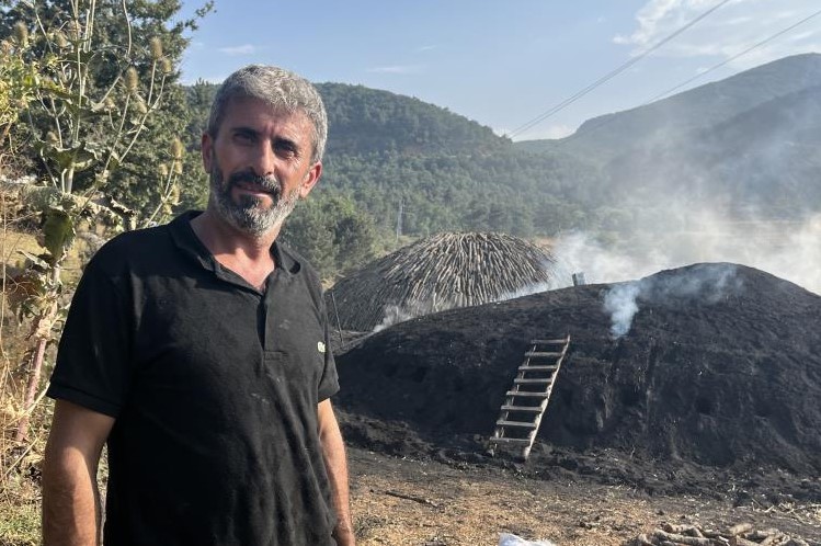 Eskişehir’de meşe odunlarını özel bir teknikle yakarak mangal kömürü elde eden Bedir Kına, sıcak havaya rağmen devam eden yoğun mesaisi hakkında, “Hani derler ya ‘Aslanın ağzından ekmek alıyorum’, biz ateşin ağzından ekmeğimizi alıyoruz” dedi.