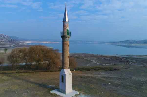 ...Su bu şekilde düşük seviyede olduğu için balıklar da zarar görüyor. Oksijen azlığından dolayı balık ölümleri gerçekleşiyor. Köy sakinlerimizin çoğu balıkçılıkla geçindiği için burası çok önemli" diye konuştu.