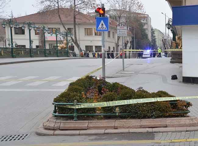 Eskişehir’de bir caddeye bırakılan şüpheli çanta paniğe neden oldu.