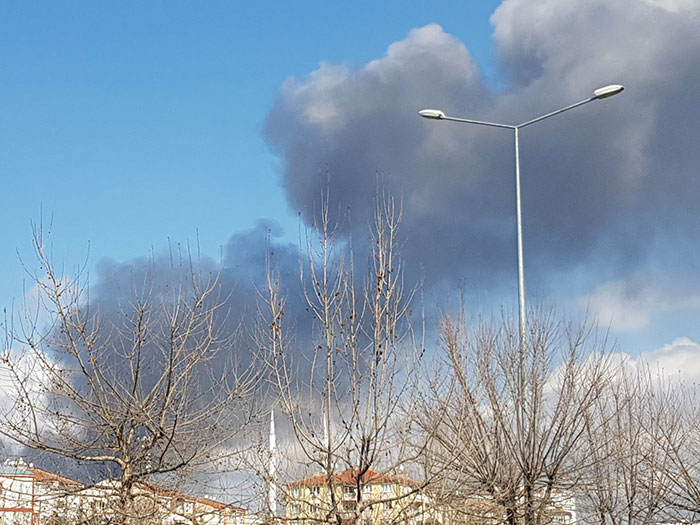 Eskişehir’de plastik meyve ve sebze sandığı üretimi yapan bir fabrikada çıkan yangın sonucu büyük maddi hasar meydana geldi.