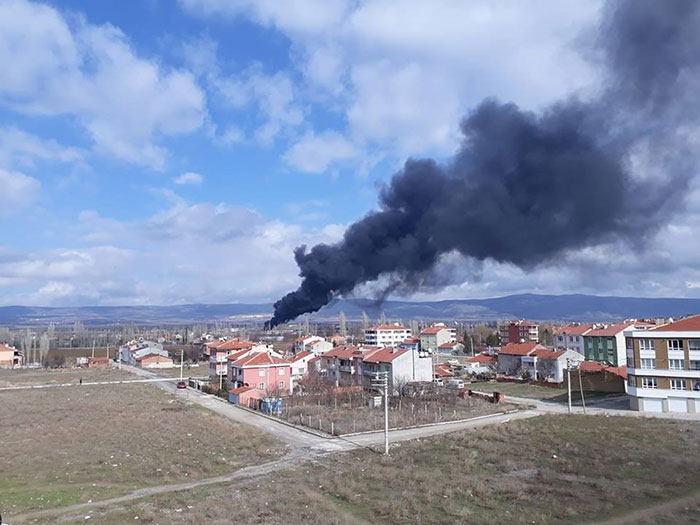 Eskişehir’de plastik meyve ve sebze sandığı üretimi yapan bir fabrikada çıkan yangın sonucu büyük maddi hasar meydana geldi.