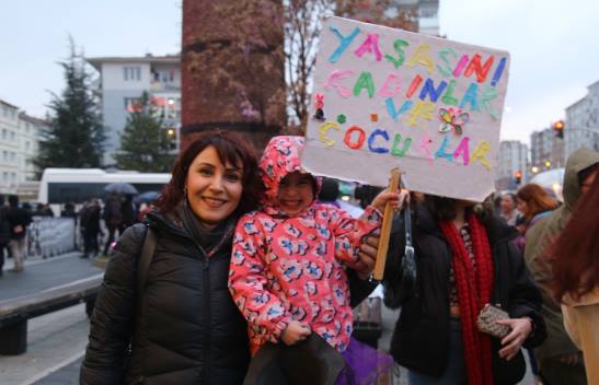 Eskişehir Kadın platformu tarafından düzenlenen etkinlikte, kadınlar özgür ve eşit bir yaşam için yürüdü. Üyeler, "Dünya yerinden oynar kadınlar özgür olsa, kadınlar sokağa haklarını almaya, asla yalnız yürümeyeceksin, bir kişi daha eksilmeyeceğiz" sloganları attı.

Eskişehir Kadın Platformu tarafından düzenlenen 8 Mart Dünya Kadınlar Günü yürüyüşüne yüzlerce kadın katıldı. Espark önünde bir araya gelen kadınlar Adalar'a yürüdü. Platform adına açıklama yapan Berivan Özkara, "Tüm dünyada, tüm direngenliğimiz ve kararlılığımızla haykırıyoruz; gerçek eşitliğin ve özgürlüğün dünyasını istiyoruz, daha azını değil. Geçim zor, barınmak, ısınmak, giyinmek, yemek imkânsız... Bütün yük biz kadınların sırtında… İnsanca bir yaşam istiyoruz. İş yerinde, sokakta, okulda, evde can korkusuyla yaşamaya, tacizcilerin, istismarcıların, kadın katillerinin kollanmasına, 'işten atarız' tehditlerine, mobinge, tacize, baskıya, cinsiyet eşitsizliğinin derinleştirilmesine, sermaye iktidarına da tek adamına da artık yeter diyoruz. Şiddetsiz bir yaşam istiyoruz. Özgür bir yaşam istiyoruz. Sadece 2022 yılında 334 kadın katledilmiş 245 şüpheli kadın ölümü yaşanmışken şiddete karşı koruma mekanizmaları etkin uygulanmıyor, verilen yargı kararları ile failler cezasızlıkla ödüllendiriliyor, boşanmalara arabuluculuk getirilerek kadınların boşanabilmesinin önüne bir engel daha konuyor. Medeni kanun değiştirilerek yıllarca mücadele ederek kazandığımız haklarımız elimizden alınmak isteniyor. Erkek egemenliğine karşı mücadele eden politik kadınlara yönelen saldırılar da günbegün artıyor. Taciz, tecavüz, tutuklama, gözaltı saldırıları ile engelleyemedikleri kadınların özgürlük mücadelesini; hapishanelerde devrimci kadın tutsaklara yönelen kıyafet sınırlamaları, çıplak arama dayatmaları ile hasta kadın tutsakların sağlık hizmetine erişimlerinin engellenmesiyle, keyfi infaz yakmalarla, üniversite çevrelerinde kümelenen polis ve jandarmanın genç kadınları sistematik olarak taciz etmesiyle, gözaltında kadınlara özel olarak uygulanan sözlü-fiziksel şiddet ve cinsel işkenceyle, direnen barış annelerine ve kadın milletvekillerine uygulanan polis şiddeti ile geriletmeye çalışıyorlar" ifadelerini kullandı.


MUHABİR - BERİVAN HALİS