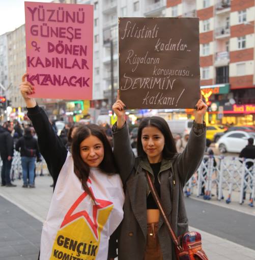 Eskişehir Kadın platformu tarafından düzenlenen etkinlikte, kadınlar özgür ve eşit bir yaşam için yürüdü. Üyeler, "Dünya yerinden oynar kadınlar özgür olsa, kadınlar sokağa haklarını almaya, asla yalnız yürümeyeceksin, bir kişi daha eksilmeyeceğiz" sloganları attı.

Eskişehir Kadın Platformu tarafından düzenlenen 8 Mart Dünya Kadınlar Günü yürüyüşüne yüzlerce kadın katıldı. Espark önünde bir araya gelen kadınlar Adalar'a yürüdü. Platform adına açıklama yapan Berivan Özkara, "Tüm dünyada, tüm direngenliğimiz ve kararlılığımızla haykırıyoruz; gerçek eşitliğin ve özgürlüğün dünyasını istiyoruz, daha azını değil. Geçim zor, barınmak, ısınmak, giyinmek, yemek imkânsız... Bütün yük biz kadınların sırtında… İnsanca bir yaşam istiyoruz. İş yerinde, sokakta, okulda, evde can korkusuyla yaşamaya, tacizcilerin, istismarcıların, kadın katillerinin kollanmasına, 'işten atarız' tehditlerine, mobinge, tacize, baskıya, cinsiyet eşitsizliğinin derinleştirilmesine, sermaye iktidarına da tek adamına da artık yeter diyoruz. Şiddetsiz bir yaşam istiyoruz. Özgür bir yaşam istiyoruz. Sadece 2022 yılında 334 kadın katledilmiş 245 şüpheli kadın ölümü yaşanmışken şiddete karşı koruma mekanizmaları etkin uygulanmıyor, verilen yargı kararları ile failler cezasızlıkla ödüllendiriliyor, boşanmalara arabuluculuk getirilerek kadınların boşanabilmesinin önüne bir engel daha konuyor. Medeni kanun değiştirilerek yıllarca mücadele ederek kazandığımız haklarımız elimizden alınmak isteniyor. Erkek egemenliğine karşı mücadele eden politik kadınlara yönelen saldırılar da günbegün artıyor. Taciz, tecavüz, tutuklama, gözaltı saldırıları ile engelleyemedikleri kadınların özgürlük mücadelesini; hapishanelerde devrimci kadın tutsaklara yönelen kıyafet sınırlamaları, çıplak arama dayatmaları ile hasta kadın tutsakların sağlık hizmetine erişimlerinin engellenmesiyle, keyfi infaz yakmalarla, üniversite çevrelerinde kümelenen polis ve jandarmanın genç kadınları sistematik olarak taciz etmesiyle, gözaltında kadınlara özel olarak uygulanan sözlü-fiziksel şiddet ve cinsel işkenceyle, direnen barış annelerine ve kadın milletvekillerine uygulanan polis şiddeti ile geriletmeye çalışıyorlar" ifadelerini kullandı.


MUHABİR - BERİVAN HALİS