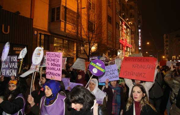 Eskişehir Kadın platformu tarafından düzenlenen etkinlikte, kadınlar özgür ve eşit bir yaşam için yürüdü. Üyeler, "Dünya yerinden oynar kadınlar özgür olsa, kadınlar sokağa haklarını almaya, asla yalnız yürümeyeceksin, bir kişi daha eksilmeyeceğiz" sloganları attı.

Eskişehir Kadın Platformu tarafından düzenlenen 8 Mart Dünya Kadınlar Günü yürüyüşüne yüzlerce kadın katıldı. Espark önünde bir araya gelen kadınlar Adalar'a yürüdü. Platform adına açıklama yapan Berivan Özkara, "Tüm dünyada, tüm direngenliğimiz ve kararlılığımızla haykırıyoruz; gerçek eşitliğin ve özgürlüğün dünyasını istiyoruz, daha azını değil. Geçim zor, barınmak, ısınmak, giyinmek, yemek imkânsız... Bütün yük biz kadınların sırtında… İnsanca bir yaşam istiyoruz. İş yerinde, sokakta, okulda, evde can korkusuyla yaşamaya, tacizcilerin, istismarcıların, kadın katillerinin kollanmasına, 'işten atarız' tehditlerine, mobinge, tacize, baskıya, cinsiyet eşitsizliğinin derinleştirilmesine, sermaye iktidarına da tek adamına da artık yeter diyoruz. Şiddetsiz bir yaşam istiyoruz. Özgür bir yaşam istiyoruz. Sadece 2022 yılında 334 kadın katledilmiş 245 şüpheli kadın ölümü yaşanmışken şiddete karşı koruma mekanizmaları etkin uygulanmıyor, verilen yargı kararları ile failler cezasızlıkla ödüllendiriliyor, boşanmalara arabuluculuk getirilerek kadınların boşanabilmesinin önüne bir engel daha konuyor. Medeni kanun değiştirilerek yıllarca mücadele ederek kazandığımız haklarımız elimizden alınmak isteniyor. Erkek egemenliğine karşı mücadele eden politik kadınlara yönelen saldırılar da günbegün artıyor. Taciz, tecavüz, tutuklama, gözaltı saldırıları ile engelleyemedikleri kadınların özgürlük mücadelesini; hapishanelerde devrimci kadın tutsaklara yönelen kıyafet sınırlamaları, çıplak arama dayatmaları ile hasta kadın tutsakların sağlık hizmetine erişimlerinin engellenmesiyle, keyfi infaz yakmalarla, üniversite çevrelerinde kümelenen polis ve jandarmanın genç kadınları sistematik olarak taciz etmesiyle, gözaltında kadınlara özel olarak uygulanan sözlü-fiziksel şiddet ve cinsel işkenceyle, direnen barış annelerine ve kadın milletvekillerine uygulanan polis şiddeti ile geriletmeye çalışıyorlar" ifadelerini kullandı.


MUHABİR - BERİVAN HALİS