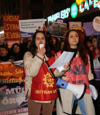 Eskişehir Kadın platformu tarafından düzenlenen etkinlikte, kadınlar özgür ve eşit bir yaşam için yürüdü. Üyeler, "Dünya yerinden oynar kadınlar özgür olsa, kadınlar sokağa haklarını almaya, asla yalnız yürümeyeceksin, bir kişi daha eksilmeyeceğiz" sloganları attı.

Eskişehir Kadın Platformu tarafından düzenlenen 8 Mart Dünya Kadınlar Günü yürüyüşüne yüzlerce kadın katıldı. Espark önünde bir araya gelen kadınlar Adalar'a yürüdü. Platform adına açıklama yapan Berivan Özkara, "Tüm dünyada, tüm direngenliğimiz ve kararlılığımızla haykırıyoruz; gerçek eşitliğin ve özgürlüğün dünyasını istiyoruz, daha azını değil. Geçim zor, barınmak, ısınmak, giyinmek, yemek imkânsız... Bütün yük biz kadınların sırtında… İnsanca bir yaşam istiyoruz. İş yerinde, sokakta, okulda, evde can korkusuyla yaşamaya, tacizcilerin, istismarcıların, kadın katillerinin kollanmasına, 'işten atarız' tehditlerine, mobinge, tacize, baskıya, cinsiyet eşitsizliğinin derinleştirilmesine, sermaye iktidarına da tek adamına da artık yeter diyoruz. Şiddetsiz bir yaşam istiyoruz. Özgür bir yaşam istiyoruz. Sadece 2022 yılında 334 kadın katledilmiş 245 şüpheli kadın ölümü yaşanmışken şiddete karşı koruma mekanizmaları etkin uygulanmıyor, verilen yargı kararları ile failler cezasızlıkla ödüllendiriliyor, boşanmalara arabuluculuk getirilerek kadınların boşanabilmesinin önüne bir engel daha konuyor. Medeni kanun değiştirilerek yıllarca mücadele ederek kazandığımız haklarımız elimizden alınmak isteniyor. Erkek egemenliğine karşı mücadele eden politik kadınlara yönelen saldırılar da günbegün artıyor. Taciz, tecavüz, tutuklama, gözaltı saldırıları ile engelleyemedikleri kadınların özgürlük mücadelesini; hapishanelerde devrimci kadın tutsaklara yönelen kıyafet sınırlamaları, çıplak arama dayatmaları ile hasta kadın tutsakların sağlık hizmetine erişimlerinin engellenmesiyle, keyfi infaz yakmalarla, üniversite çevrelerinde kümelenen polis ve jandarmanın genç kadınları sistematik olarak taciz etmesiyle, gözaltında kadınlara özel olarak uygulanan sözlü-fiziksel şiddet ve cinsel işkenceyle, direnen barış annelerine ve kadın milletvekillerine uygulanan polis şiddeti ile geriletmeye çalışıyorlar" ifadelerini kullandı.


MUHABİR - BERİVAN HALİS