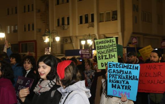 Eskişehir Kadın platformu tarafından düzenlenen etkinlikte, kadınlar özgür ve eşit bir yaşam için yürüdü. Üyeler, "Dünya yerinden oynar kadınlar özgür olsa, kadınlar sokağa haklarını almaya, asla yalnız yürümeyeceksin, bir kişi daha eksilmeyeceğiz" sloganları attı.

Eskişehir Kadın Platformu tarafından düzenlenen 8 Mart Dünya Kadınlar Günü yürüyüşüne yüzlerce kadın katıldı. Espark önünde bir araya gelen kadınlar Adalar'a yürüdü. Platform adına açıklama yapan Berivan Özkara, "Tüm dünyada, tüm direngenliğimiz ve kararlılığımızla haykırıyoruz; gerçek eşitliğin ve özgürlüğün dünyasını istiyoruz, daha azını değil. Geçim zor, barınmak, ısınmak, giyinmek, yemek imkânsız... Bütün yük biz kadınların sırtında… İnsanca bir yaşam istiyoruz. İş yerinde, sokakta, okulda, evde can korkusuyla yaşamaya, tacizcilerin, istismarcıların, kadın katillerinin kollanmasına, 'işten atarız' tehditlerine, mobinge, tacize, baskıya, cinsiyet eşitsizliğinin derinleştirilmesine, sermaye iktidarına da tek adamına da artık yeter diyoruz. Şiddetsiz bir yaşam istiyoruz. Özgür bir yaşam istiyoruz. Sadece 2022 yılında 334 kadın katledilmiş 245 şüpheli kadın ölümü yaşanmışken şiddete karşı koruma mekanizmaları etkin uygulanmıyor, verilen yargı kararları ile failler cezasızlıkla ödüllendiriliyor, boşanmalara arabuluculuk getirilerek kadınların boşanabilmesinin önüne bir engel daha konuyor. Medeni kanun değiştirilerek yıllarca mücadele ederek kazandığımız haklarımız elimizden alınmak isteniyor. Erkek egemenliğine karşı mücadele eden politik kadınlara yönelen saldırılar da günbegün artıyor. Taciz, tecavüz, tutuklama, gözaltı saldırıları ile engelleyemedikleri kadınların özgürlük mücadelesini; hapishanelerde devrimci kadın tutsaklara yönelen kıyafet sınırlamaları, çıplak arama dayatmaları ile hasta kadın tutsakların sağlık hizmetine erişimlerinin engellenmesiyle, keyfi infaz yakmalarla, üniversite çevrelerinde kümelenen polis ve jandarmanın genç kadınları sistematik olarak taciz etmesiyle, gözaltında kadınlara özel olarak uygulanan sözlü-fiziksel şiddet ve cinsel işkenceyle, direnen barış annelerine ve kadın milletvekillerine uygulanan polis şiddeti ile geriletmeye çalışıyorlar" ifadelerini kullandı.


MUHABİR - BERİVAN HALİS