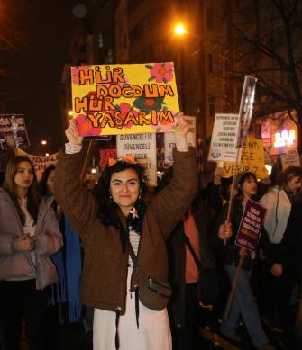 Eskişehir Kadın platformu tarafından düzenlenen etkinlikte, kadınlar özgür ve eşit bir yaşam için yürüdü. Üyeler, "Dünya yerinden oynar kadınlar özgür olsa, kadınlar sokağa haklarını almaya, asla yalnız yürümeyeceksin, bir kişi daha eksilmeyeceğiz" sloganları attı.

Eskişehir Kadın Platformu tarafından düzenlenen 8 Mart Dünya Kadınlar Günü yürüyüşüne yüzlerce kadın katıldı. Espark önünde bir araya gelen kadınlar Adalar'a yürüdü. Platform adına açıklama yapan Berivan Özkara, "Tüm dünyada, tüm direngenliğimiz ve kararlılığımızla haykırıyoruz; gerçek eşitliğin ve özgürlüğün dünyasını istiyoruz, daha azını değil. Geçim zor, barınmak, ısınmak, giyinmek, yemek imkânsız... Bütün yük biz kadınların sırtında… İnsanca bir yaşam istiyoruz. İş yerinde, sokakta, okulda, evde can korkusuyla yaşamaya, tacizcilerin, istismarcıların, kadın katillerinin kollanmasına, 'işten atarız' tehditlerine, mobinge, tacize, baskıya, cinsiyet eşitsizliğinin derinleştirilmesine, sermaye iktidarına da tek adamına da artık yeter diyoruz. Şiddetsiz bir yaşam istiyoruz. Özgür bir yaşam istiyoruz. Sadece 2022 yılında 334 kadın katledilmiş 245 şüpheli kadın ölümü yaşanmışken şiddete karşı koruma mekanizmaları etkin uygulanmıyor, verilen yargı kararları ile failler cezasızlıkla ödüllendiriliyor, boşanmalara arabuluculuk getirilerek kadınların boşanabilmesinin önüne bir engel daha konuyor. Medeni kanun değiştirilerek yıllarca mücadele ederek kazandığımız haklarımız elimizden alınmak isteniyor. Erkek egemenliğine karşı mücadele eden politik kadınlara yönelen saldırılar da günbegün artıyor. Taciz, tecavüz, tutuklama, gözaltı saldırıları ile engelleyemedikleri kadınların özgürlük mücadelesini; hapishanelerde devrimci kadın tutsaklara yönelen kıyafet sınırlamaları, çıplak arama dayatmaları ile hasta kadın tutsakların sağlık hizmetine erişimlerinin engellenmesiyle, keyfi infaz yakmalarla, üniversite çevrelerinde kümelenen polis ve jandarmanın genç kadınları sistematik olarak taciz etmesiyle, gözaltında kadınlara özel olarak uygulanan sözlü-fiziksel şiddet ve cinsel işkenceyle, direnen barış annelerine ve kadın milletvekillerine uygulanan polis şiddeti ile geriletmeye çalışıyorlar" ifadelerini kullandı.


MUHABİR - BERİVAN HALİS