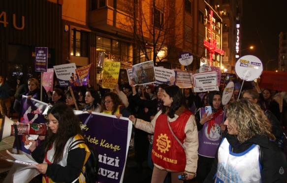 Eskişehir Kadın platformu tarafından düzenlenen etkinlikte, kadınlar özgür ve eşit bir yaşam için yürüdü. Üyeler, "Dünya yerinden oynar kadınlar özgür olsa, kadınlar sokağa haklarını almaya, asla yalnız yürümeyeceksin, bir kişi daha eksilmeyeceğiz" sloganları attı.

Eskişehir Kadın Platformu tarafından düzenlenen 8 Mart Dünya Kadınlar Günü yürüyüşüne yüzlerce kadın katıldı. Espark önünde bir araya gelen kadınlar Adalar'a yürüdü. Platform adına açıklama yapan Berivan Özkara, "Tüm dünyada, tüm direngenliğimiz ve kararlılığımızla haykırıyoruz; gerçek eşitliğin ve özgürlüğün dünyasını istiyoruz, daha azını değil. Geçim zor, barınmak, ısınmak, giyinmek, yemek imkânsız... Bütün yük biz kadınların sırtında… İnsanca bir yaşam istiyoruz. İş yerinde, sokakta, okulda, evde can korkusuyla yaşamaya, tacizcilerin, istismarcıların, kadın katillerinin kollanmasına, 'işten atarız' tehditlerine, mobinge, tacize, baskıya, cinsiyet eşitsizliğinin derinleştirilmesine, sermaye iktidarına da tek adamına da artık yeter diyoruz. Şiddetsiz bir yaşam istiyoruz. Özgür bir yaşam istiyoruz. Sadece 2022 yılında 334 kadın katledilmiş 245 şüpheli kadın ölümü yaşanmışken şiddete karşı koruma mekanizmaları etkin uygulanmıyor, verilen yargı kararları ile failler cezasızlıkla ödüllendiriliyor, boşanmalara arabuluculuk getirilerek kadınların boşanabilmesinin önüne bir engel daha konuyor. Medeni kanun değiştirilerek yıllarca mücadele ederek kazandığımız haklarımız elimizden alınmak isteniyor. Erkek egemenliğine karşı mücadele eden politik kadınlara yönelen saldırılar da günbegün artıyor. Taciz, tecavüz, tutuklama, gözaltı saldırıları ile engelleyemedikleri kadınların özgürlük mücadelesini; hapishanelerde devrimci kadın tutsaklara yönelen kıyafet sınırlamaları, çıplak arama dayatmaları ile hasta kadın tutsakların sağlık hizmetine erişimlerinin engellenmesiyle, keyfi infaz yakmalarla, üniversite çevrelerinde kümelenen polis ve jandarmanın genç kadınları sistematik olarak taciz etmesiyle, gözaltında kadınlara özel olarak uygulanan sözlü-fiziksel şiddet ve cinsel işkenceyle, direnen barış annelerine ve kadın milletvekillerine uygulanan polis şiddeti ile geriletmeye çalışıyorlar" ifadelerini kullandı.


MUHABİR - BERİVAN HALİS