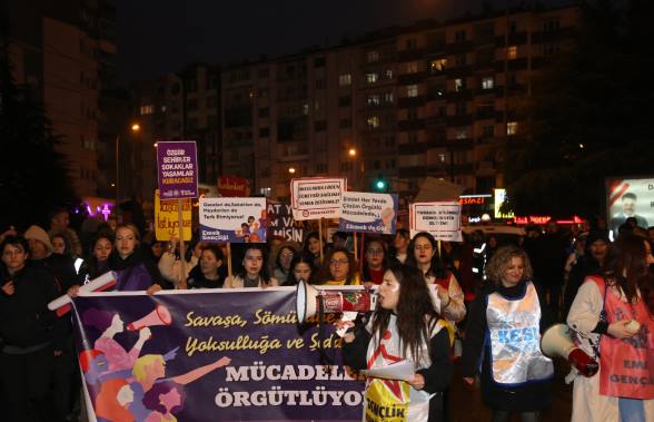 Eskişehir Kadın platformu tarafından düzenlenen etkinlikte, kadınlar özgür ve eşit bir yaşam için yürüdü. Üyeler, "Dünya yerinden oynar kadınlar özgür olsa, kadınlar sokağa haklarını almaya, asla yalnız yürümeyeceksin, bir kişi daha eksilmeyeceğiz" sloganları attı.

Eskişehir Kadın Platformu tarafından düzenlenen 8 Mart Dünya Kadınlar Günü yürüyüşüne yüzlerce kadın katıldı. Espark önünde bir araya gelen kadınlar Adalar'a yürüdü. Platform adına açıklama yapan Berivan Özkara, "Tüm dünyada, tüm direngenliğimiz ve kararlılığımızla haykırıyoruz; gerçek eşitliğin ve özgürlüğün dünyasını istiyoruz, daha azını değil. Geçim zor, barınmak, ısınmak, giyinmek, yemek imkânsız... Bütün yük biz kadınların sırtında… İnsanca bir yaşam istiyoruz. İş yerinde, sokakta, okulda, evde can korkusuyla yaşamaya, tacizcilerin, istismarcıların, kadın katillerinin kollanmasına, 'işten atarız' tehditlerine, mobinge, tacize, baskıya, cinsiyet eşitsizliğinin derinleştirilmesine, sermaye iktidarına da tek adamına da artık yeter diyoruz. Şiddetsiz bir yaşam istiyoruz. Özgür bir yaşam istiyoruz. Sadece 2022 yılında 334 kadın katledilmiş 245 şüpheli kadın ölümü yaşanmışken şiddete karşı koruma mekanizmaları etkin uygulanmıyor, verilen yargı kararları ile failler cezasızlıkla ödüllendiriliyor, boşanmalara arabuluculuk getirilerek kadınların boşanabilmesinin önüne bir engel daha konuyor. Medeni kanun değiştirilerek yıllarca mücadele ederek kazandığımız haklarımız elimizden alınmak isteniyor. Erkek egemenliğine karşı mücadele eden politik kadınlara yönelen saldırılar da günbegün artıyor. Taciz, tecavüz, tutuklama, gözaltı saldırıları ile engelleyemedikleri kadınların özgürlük mücadelesini; hapishanelerde devrimci kadın tutsaklara yönelen kıyafet sınırlamaları, çıplak arama dayatmaları ile hasta kadın tutsakların sağlık hizmetine erişimlerinin engellenmesiyle, keyfi infaz yakmalarla, üniversite çevrelerinde kümelenen polis ve jandarmanın genç kadınları sistematik olarak taciz etmesiyle, gözaltında kadınlara özel olarak uygulanan sözlü-fiziksel şiddet ve cinsel işkenceyle, direnen barış annelerine ve kadın milletvekillerine uygulanan polis şiddeti ile geriletmeye çalışıyorlar" ifadelerini kullandı.


MUHABİR - BERİVAN HALİS