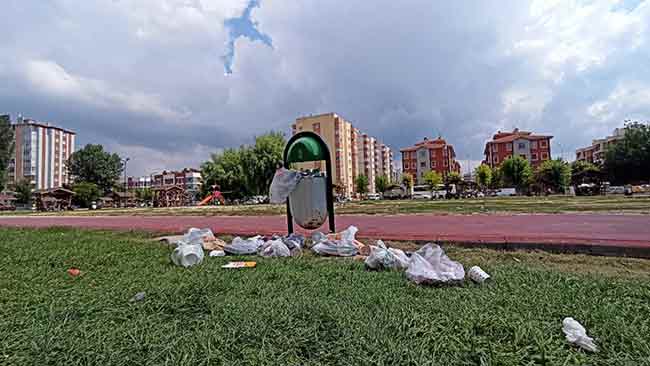 Parkın karşında oturan Alaattin Güler ise, çöp sorununun arttığını söyledi. Parkta alkol alındığını belirten Güler, alkolün etkisiyle kendini kaybeden şahısların evinin bahçesine tuvaletlerini yaptıklarını ifade etti. Alaattin Güler, "Bu parkın yakınlarında oturuyorum. Bu parktaki çevre kirliliği bütün mahalleyi etkiliyor. Torunumu çıkarıyorum bisikleti ile gezecek yer yok. Çöp torbaları olmasına rağmen çöpler yere atılmış. Çekirdekleri çitleyip yerlere atmışlar mesela. Gelip evin bahçesine tuvaletini yapmak isteyenler oluyor. Kime başvuracağımızı bilmiyorum, yaşım 86. Bu yaştan sonra nereye koşayım” ifadelerini kullandı.