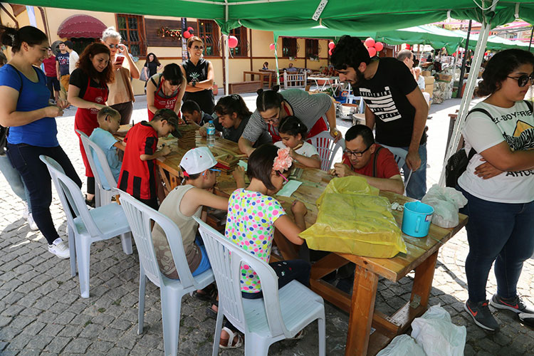 Odunpazarı Belediyesi tarafından ‘Şehrin Ateşi’ sloganı ile düzenlenen Odunpazarı 4’üncü Uluslararası Seramik Pişirim Teknikleri Çalıştayı, Odunpazarı Meydanı’nda devam ediyor. Çalıştayın ilk gününde Raku Pişirim Tekniği’nin uygulanırken, sanatçıların eserleri de ortaya çıkmaya başladı.   