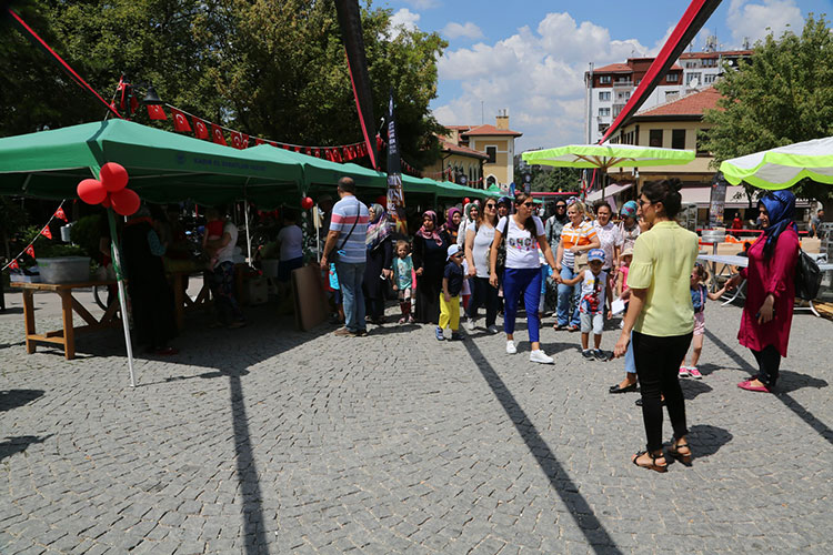 Odunpazarı Belediyesi tarafından ‘Şehrin Ateşi’ sloganı ile düzenlenen Odunpazarı 4’üncü Uluslararası Seramik Pişirim Teknikleri Çalıştayı, Odunpazarı Meydanı’nda devam ediyor. Çalıştayın ilk gününde Raku Pişirim Tekniği’nin uygulanırken, sanatçıların eserleri de ortaya çıkmaya başladı.   