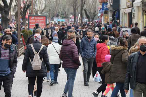 Kalabalık arasında maske kullanımına özen göstermeyen bazı vatandaşlar ise dikkat çekti.