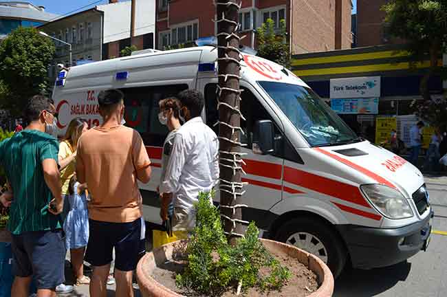 Üniversite tercihi için Kırıkkale’den Eskişehir'e gelen 3 genç elektrikli scooter kullanırken, aralarından biri çocuklarıyla yol kenarında bekleyen 35 yaşındaki anne E. A. ve 3 buçuk yaşındaki kızı E.A.’ye çarparak yere düşürdü. Meydana gelen kazada anne ve kızı çeşitli yerlerinden hafif yaralandı.