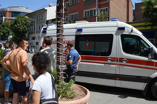 Yaşanan olaydan sonra çevrede bulunan vatandaşların ihbarı üzerine olay yerine gelen sağlık ekibi, yaralı anne ve kızını Osmangazi Üniversitesi Tip Fakültesi Hastanesine kaldırdı.