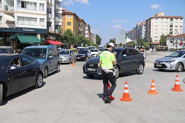 Eskişehir’de, yazla birlikte artan turizm haraketliliği ve yaklaşan Kurban Bayramı dolayısı ile birçok bulvar ve caddelerde oluşan trafik yoğunluğu sürücülere zor anlar yaşattı.