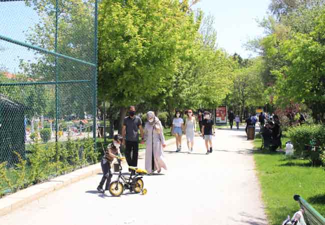 ...Evde kalmak zorunda olduğum için, evde egzersiz ve spor yapıyordum. Bugün de bize serbest olduğu için dışardayım. Oyun oynayacağım ve spor yapacağım” diye konuştu.