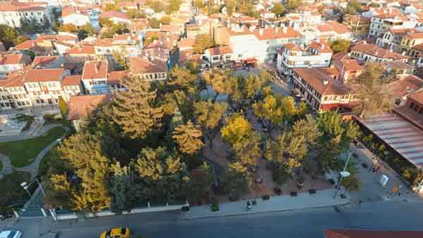 Daha sonra park yeniden hizmete açıldı. Üzerinde Hicri Sezen'in fotoğrafı ve hayatıyla ilgili bazı bilgilerin yer aldığı tanıtım levhası Başkan Kurt ve Sezer'in yakınları tarafından açıldı. Daha sonra Başkan Kazım Kurt, bir süre parkta oturarak vatandaşlarla sohbet etti.