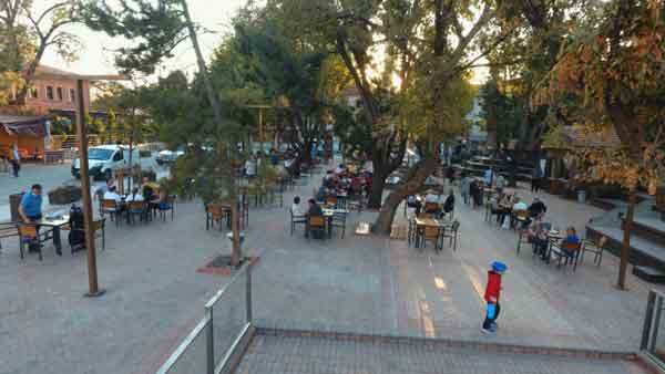 Eskişehir eski Belediye Başkanı Hicri Sezen'nin adını taşıyan ve yeniden düzenlenen park, Odunpazarı Belediye Başkanı Kazım Kurt ve Sezen ailesinin katılımı ile açıldı.