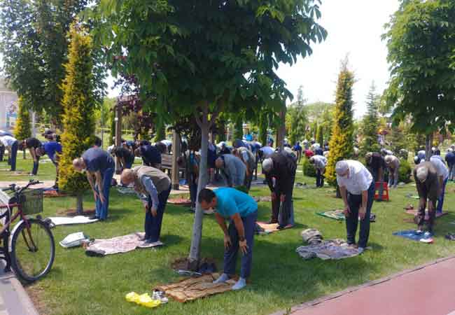 Eskişehir'de, koronavirüs nedeniyle toplu ibadete kapalı olan camilerde kısıtlamanın kaldırılmasının ikinci haftasında da vatandaşlar camilere akın etti. (Fotoğraflar: Mert Ergenç, Haber: Hilal Köver)