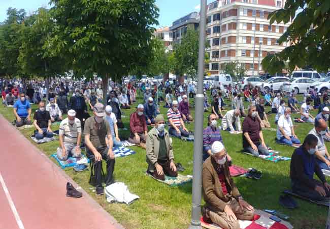 Eskişehir'de, koronavirüs nedeniyle toplu ibadete kapalı olan camilerde kısıtlamanın kaldırılmasının ikinci haftasında da vatandaşlar camilere akın etti. (Fotoğraflar: Mert Ergenç, Haber: Hilal Köver)