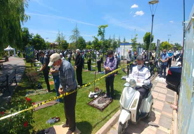 Eskişehir'de, koronavirüs nedeniyle toplu ibadete kapalı olan camilerde kısıtlamanın kaldırılmasının ikinci haftasında da vatandaşlar camilere akın etti. (Fotoğraflar: Mert Ergenç, Haber: Hilal Köver)