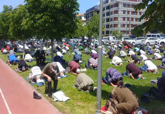 Eskişehir'de, koronavirüs nedeniyle toplu ibadete kapalı olan camilerde kısıtlamanın kaldırılmasının ikinci haftasında da vatandaşlar camilere akın etti. (Fotoğraflar: Mert Ergenç, Haber: Hilal Köver)