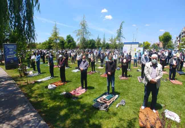 Sosyal mesafe kuralına uygun şekilde saf tutan vatandaşlar, maskesiz alana alınmadı.