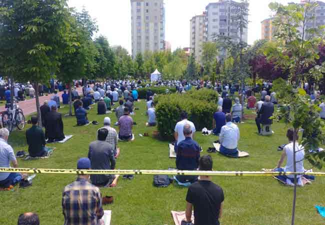 Eskişehir'de, koronavirüs nedeniyle toplu ibadete kapalı olan camilerde kısıtlamanın kaldırılmasının ikinci haftasında da vatandaşlar camilere akın etti. (Fotoğraflar: Mert Ergenç, Haber: Hilal Köver)